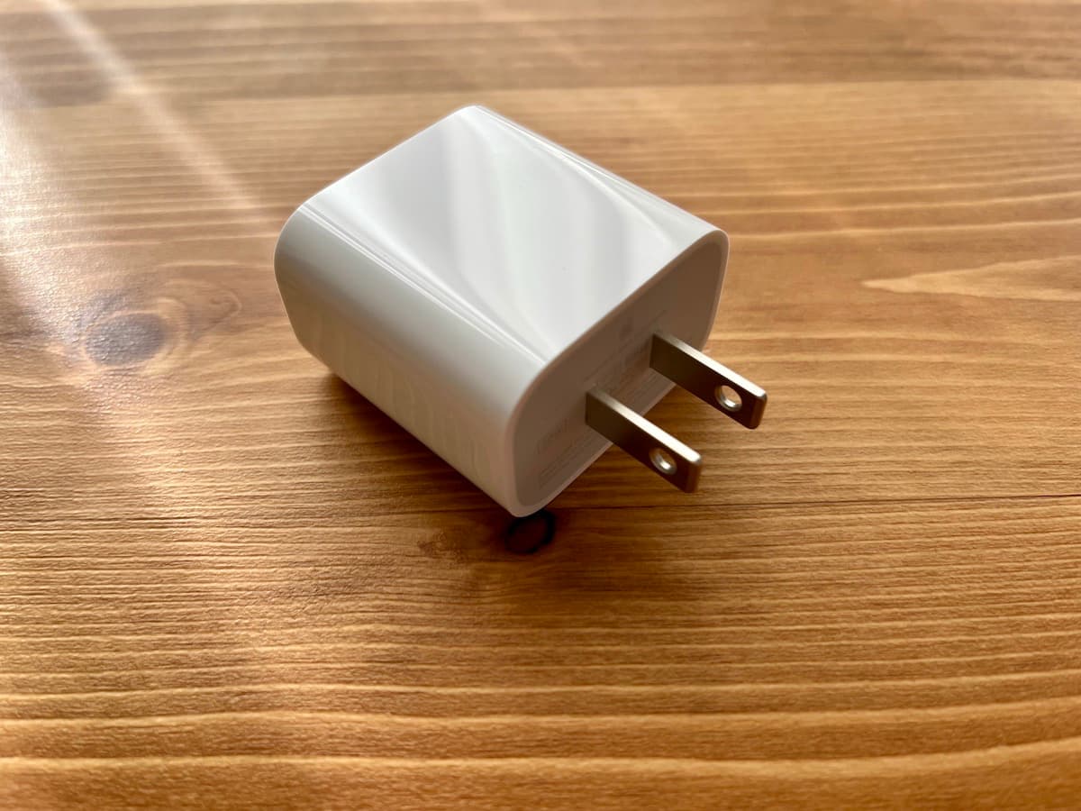 Apple純正の20W充電器【純正の充電器なので安心して使える】