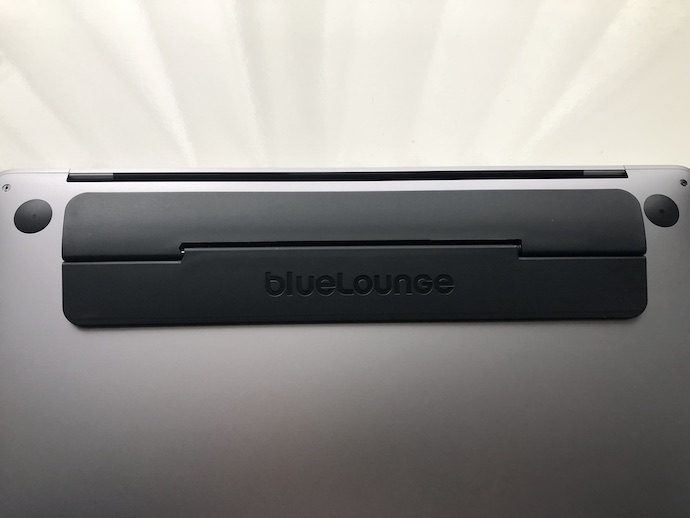 MacBookにBluelounge Kickflipを取り付けた様子