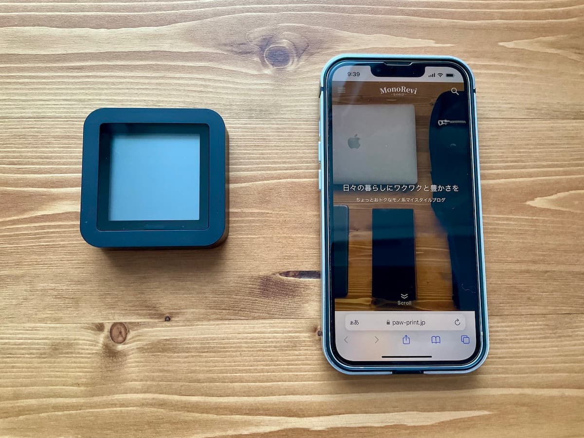 【etife】温湿度計一体型スマートリモコンとiPhone 13のサイズ比較