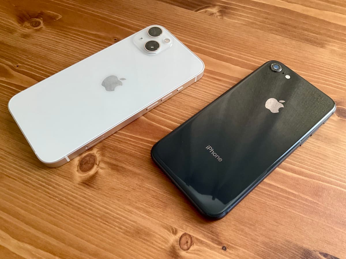 iPhone 13とiPhone 8のサイズ比較