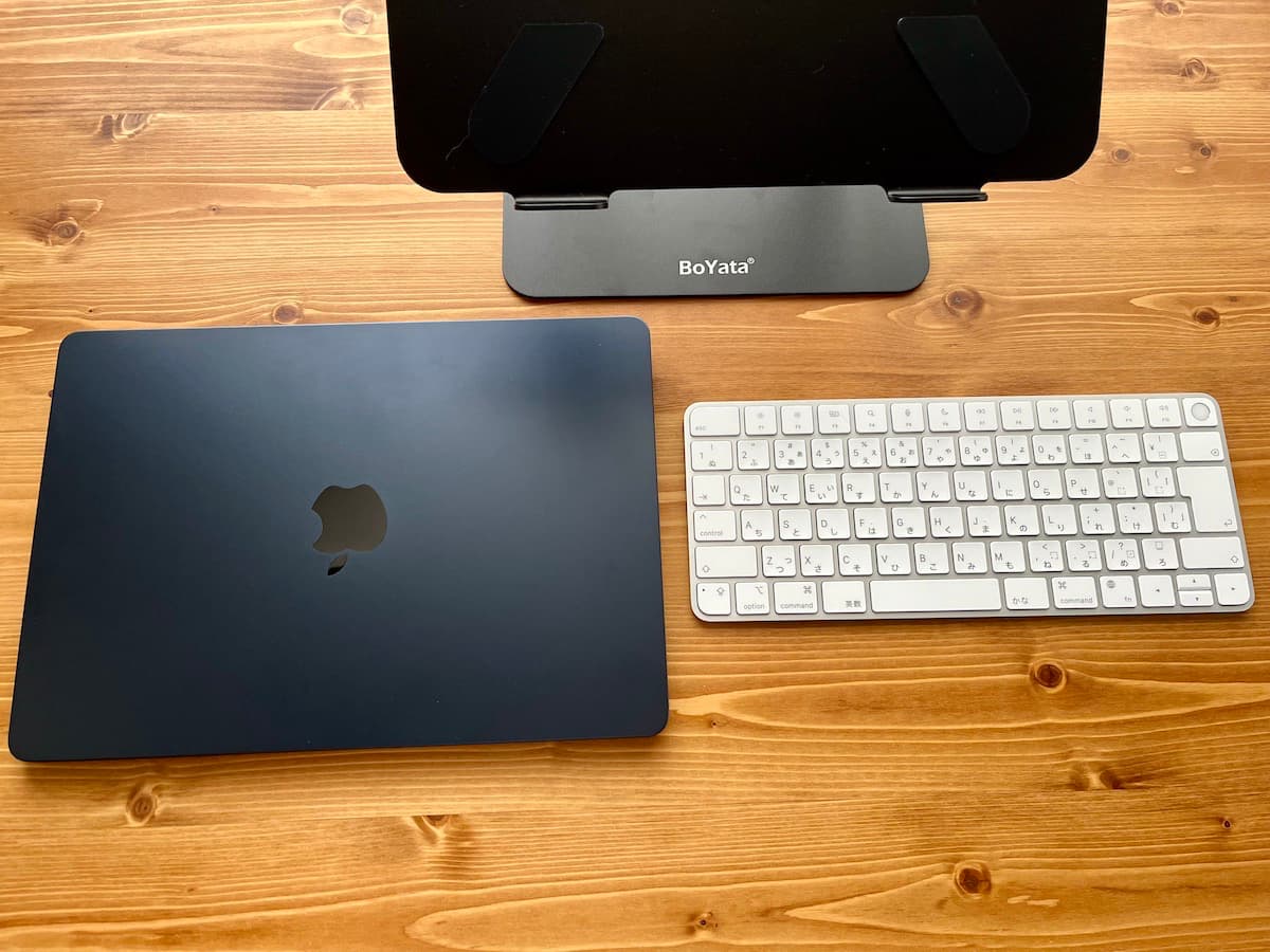 Touch ID付きMagic Keyboardのメリット②【MacBookならノートパソコンスタンドと併用すると操作性が上がる】
