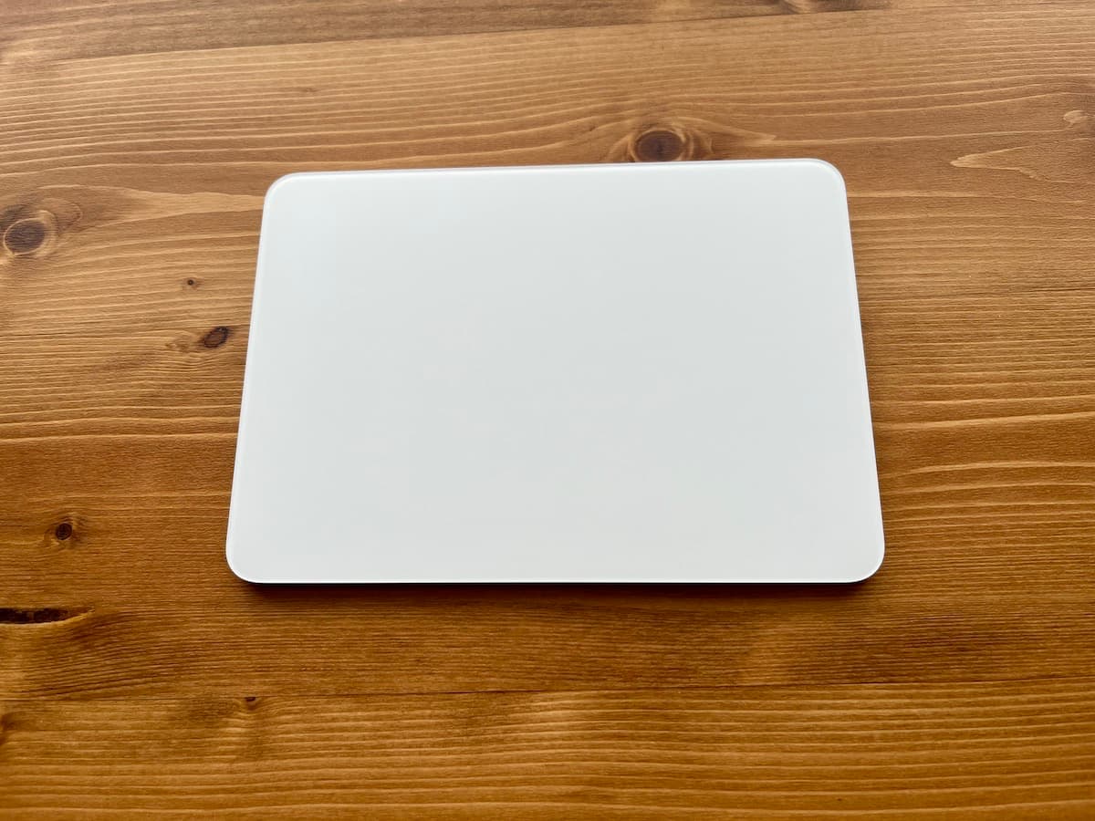 Magic Trackpad 3のデザイン【清潔感のあるホワイトでMacBook本体のTrackpadより一回り大きい】